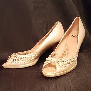 Not for Sale!!! Damaged.  Sofft Versatile Gold Mate, Peep Toe Stiletto ShoeSz 8M